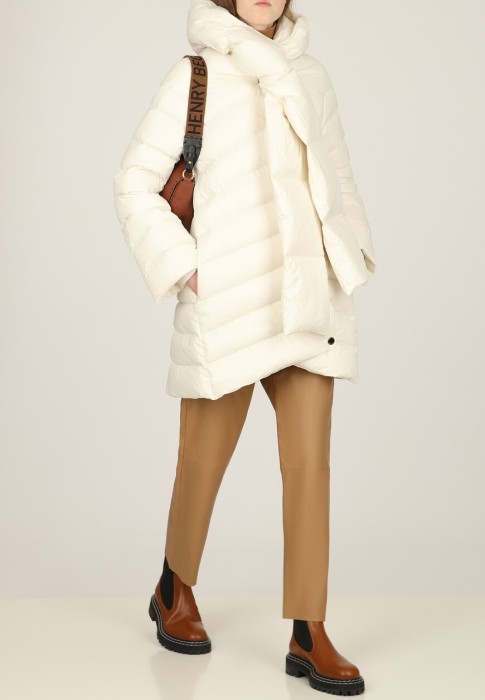 пуховик  по цене 123800 руб вид справа