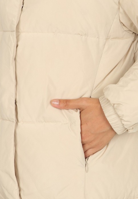 Товар бежевого цвета с внутренней стороны