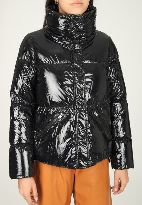 Товар черного цвета с внутренней стороны