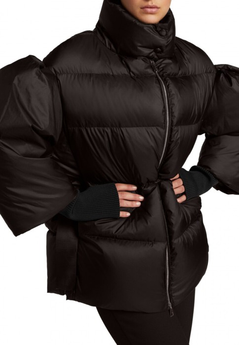 Товар черного цвета с внутренней стороны