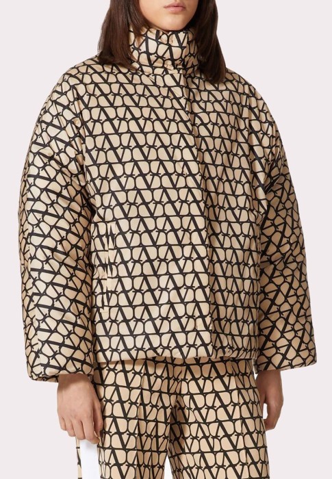 Товар бежевого цвета с внутренней стороны