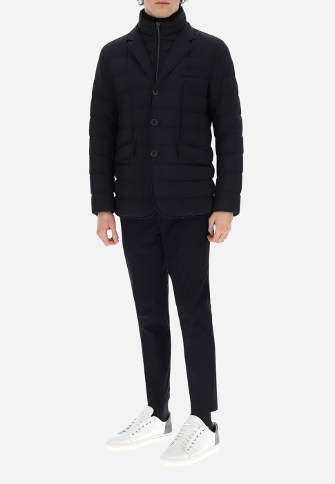 Товар черного цвета с внутренней стороны