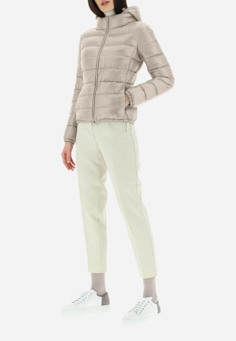 Товар бежевого цвета с внутренней стороны