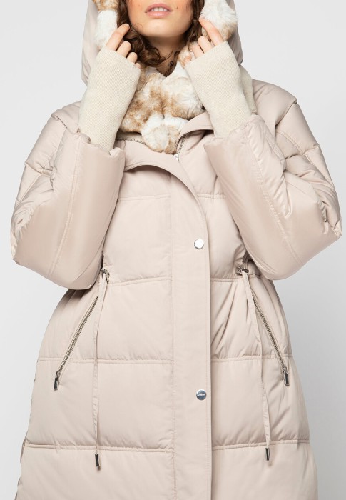 Товар бежевого цвета с внутренней стороны