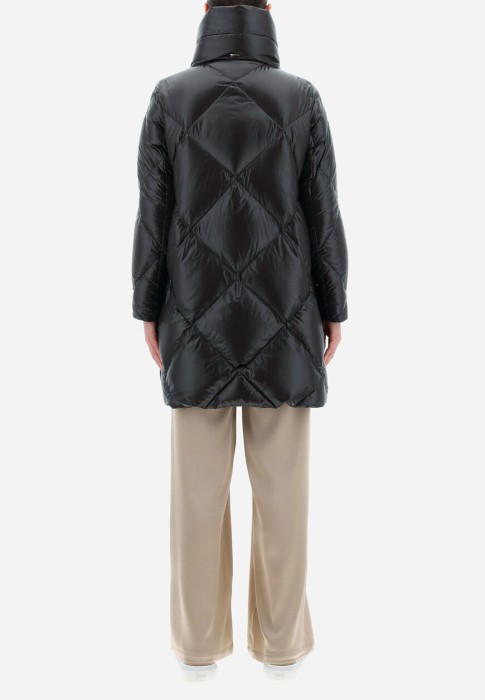 Товар черного цвета с внутренней стороны