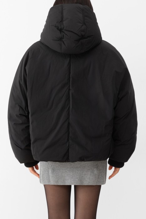 пуховик  по цене 43650 руб вид справа