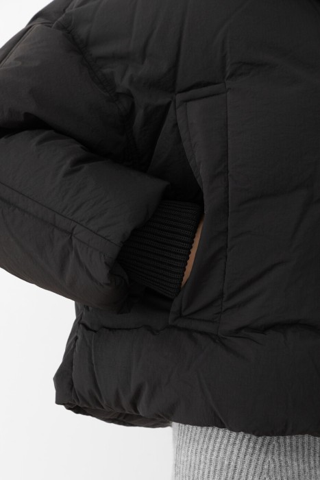 Товар черного цвета с внутренней стороны