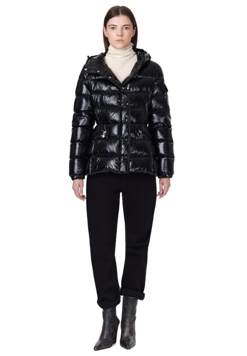 пуховик  от бренда moncler вид слева