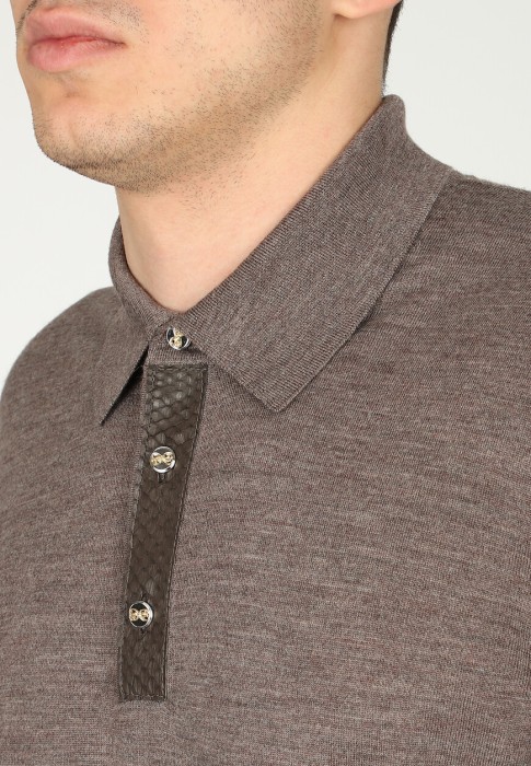 Товар коричневого цвета с внутренней стороны