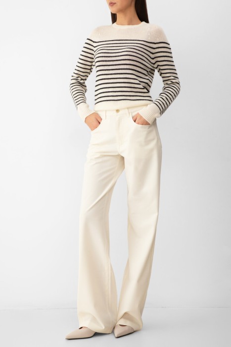 Товар черного цвета с внутренней стороны