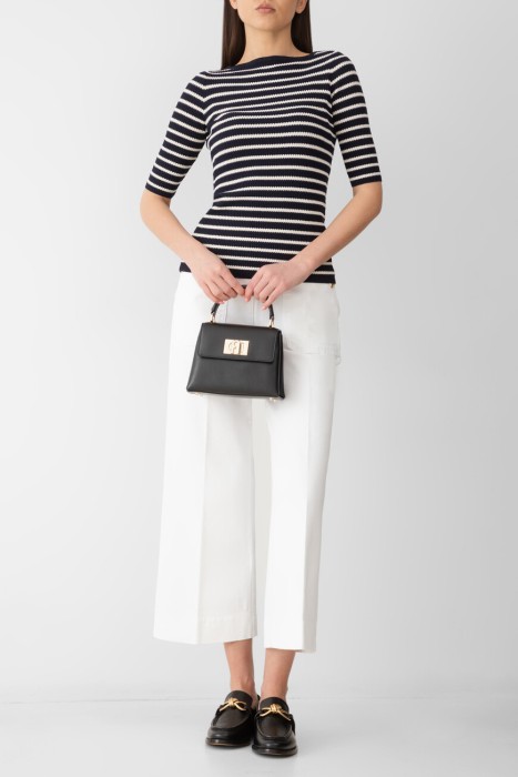 Товар синего цвета с внутренней стороны