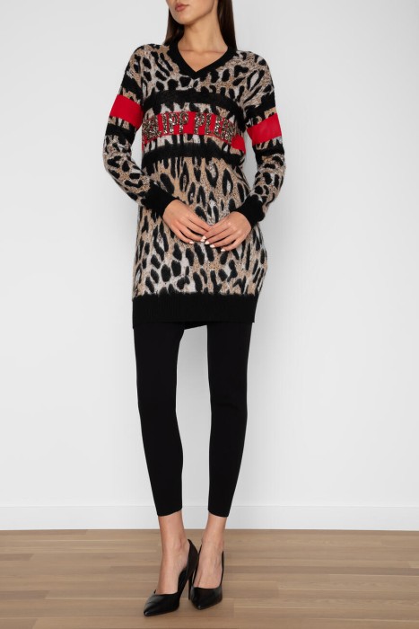 пуловер  с лого из кристаллов из америки вид сбоку