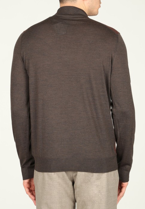 Товар красного цвета с внутренней стороны