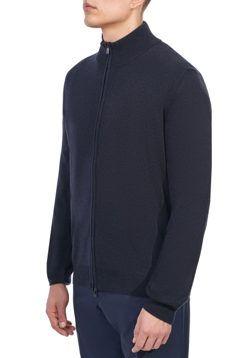 Товар синего цвета с внутренней стороны