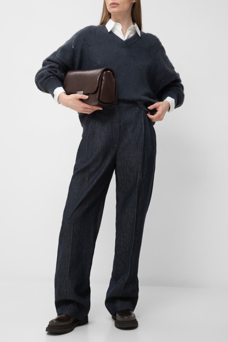 Товар синего цвета с внутренней стороны