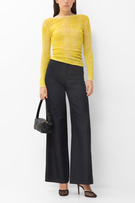 Товар желтого цвета с внутренней стороны