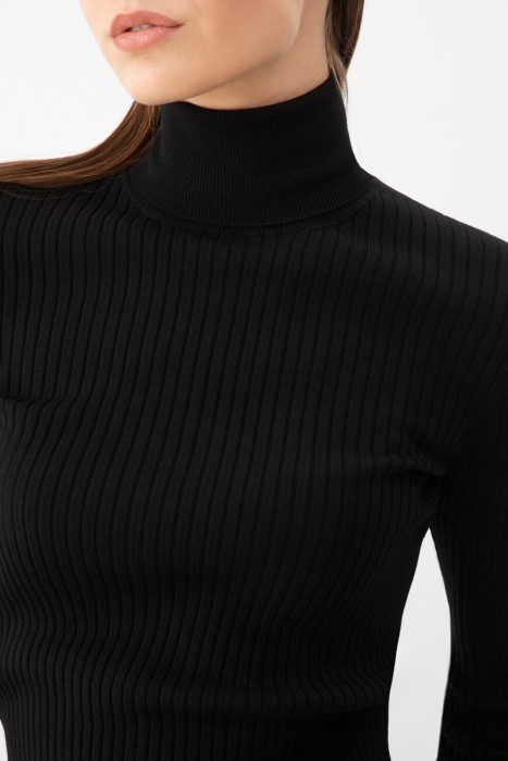 пуловер  из италии вид сбоку