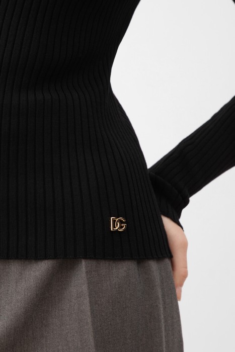 Товар черного цвета с внутренней стороны