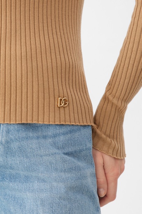 Товар бежевого цвета с внутренней стороны