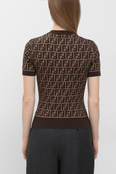 пуловер  от бренда fendi вид слева