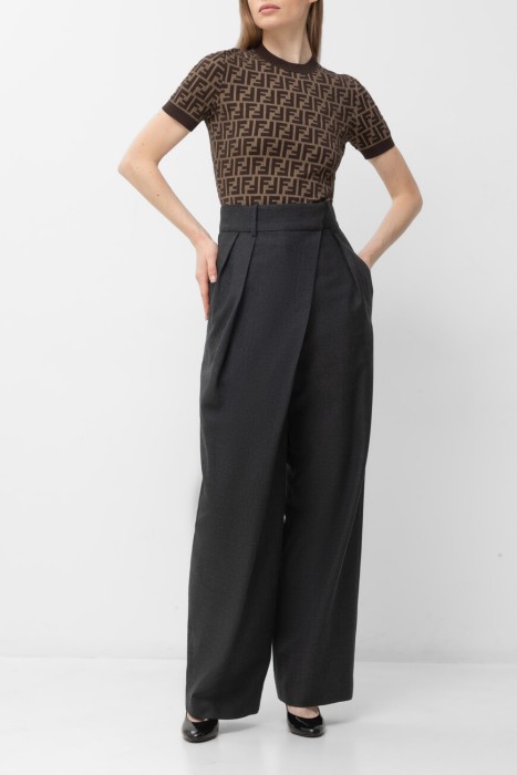 Товар коричневого цвета с внутренней стороны