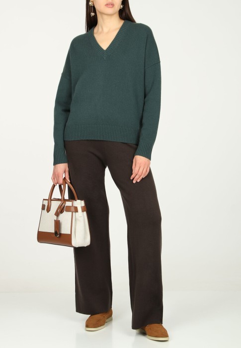 Товар зеленого цвета с внутренней стороны