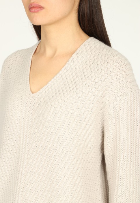 Товар серого цвета с внутренней стороны