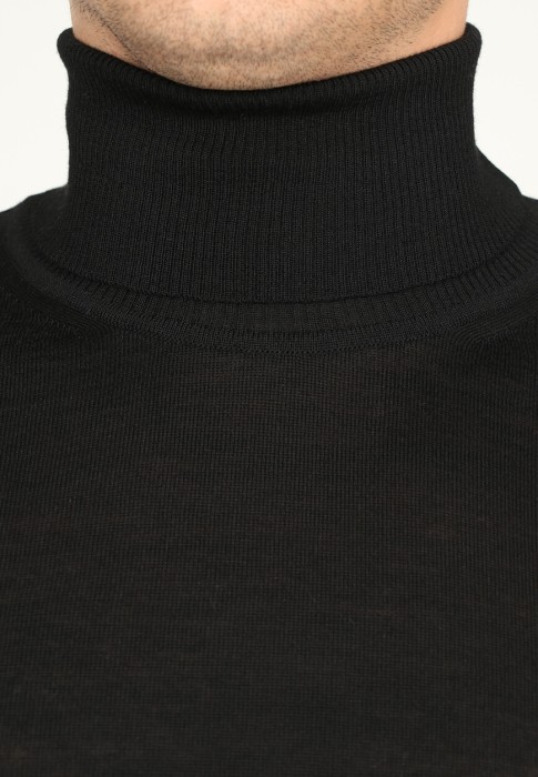 Товар черного цвета с внутренней стороны