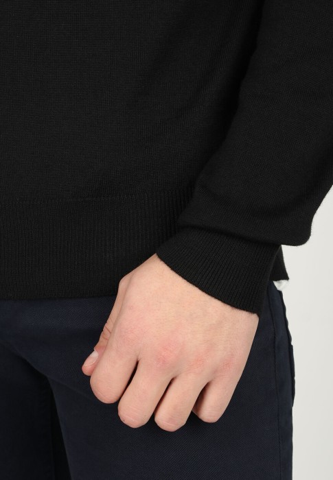 Товар черного цвета с внутренней стороны