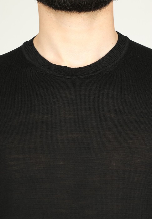 Товар черного цвета с внутренней стороны