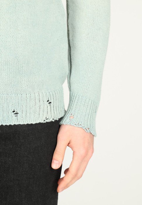 Товар зеленого цвета с внутренней стороны