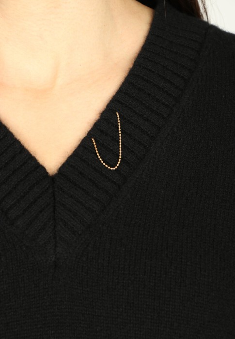 Товар черного цвета с внутренней стороны