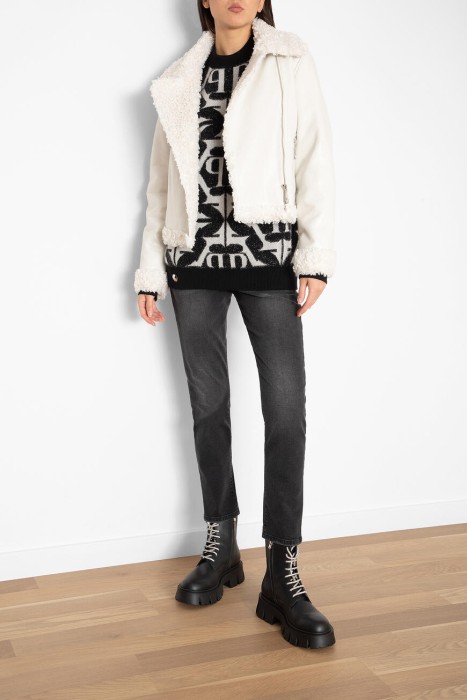 Товар черного цвета с внутренней стороны