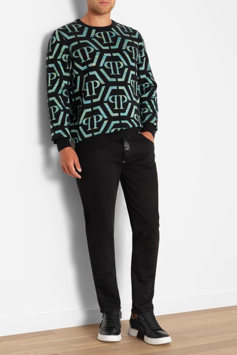 Товар черного цвета с внутренней стороны