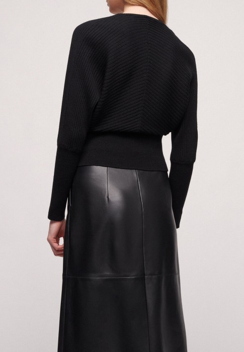 Товар черного цвета с внутренней стороны