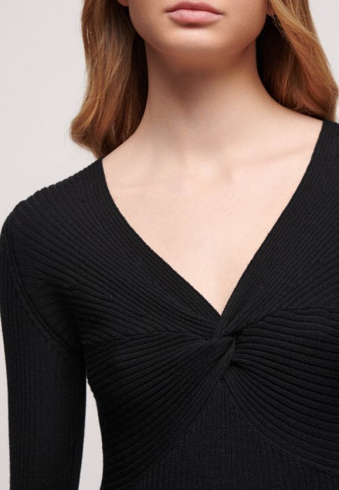 Товар черного цвета с внутренней стороны