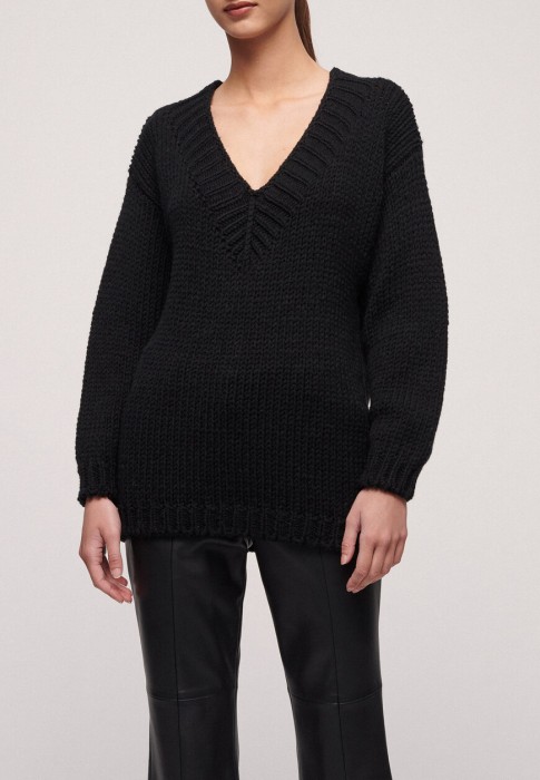 Товар черного цвета с внутренней стороны