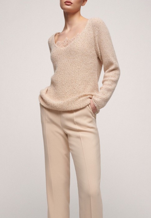 Товар бежевого цвета с внутренней стороны