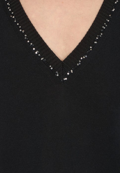 Товар черного цвета с внутренней стороны