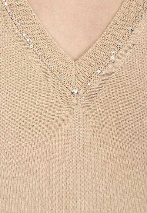 Товар бежевого цвета с внутренней стороны