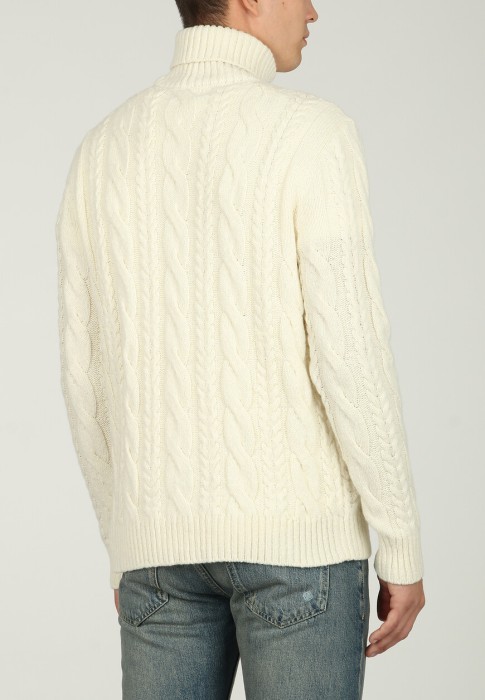 Товар бежевого цвета с внутренней стороны