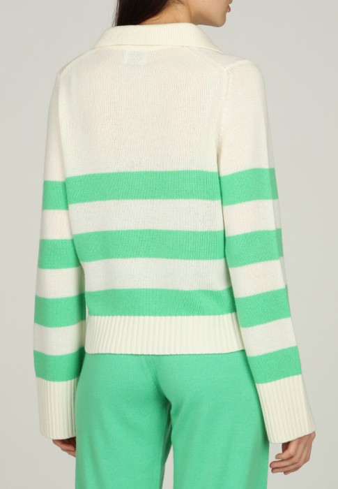 Товар зеленого цвета с внутренней стороны