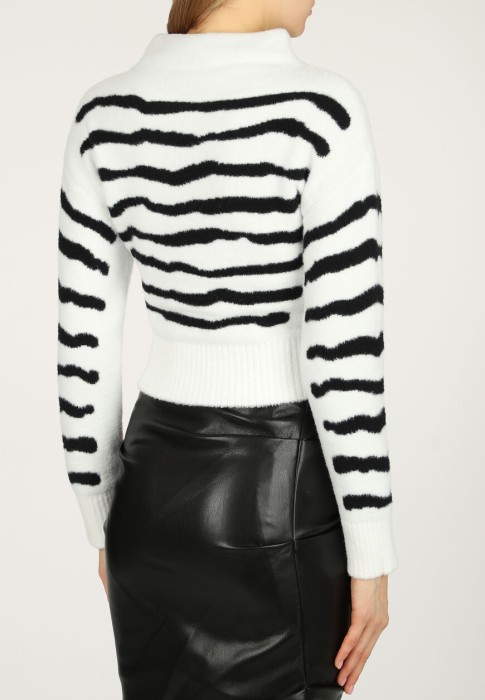 Товар белого цвета с внутренней стороны