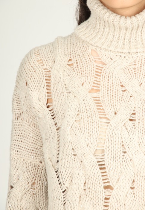 Товар бежевого цвета с внутренней стороны