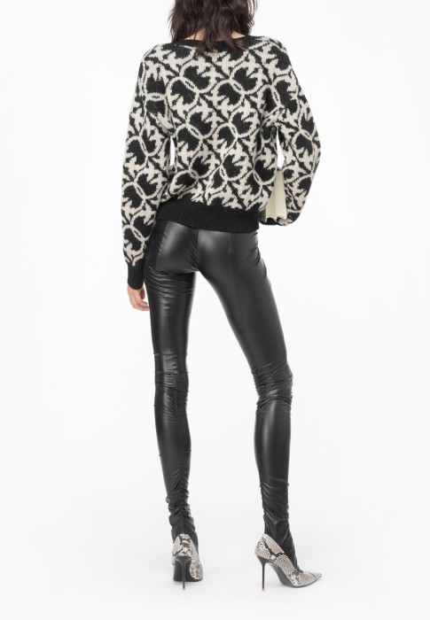 Товар черного цвета с внутренней стороны