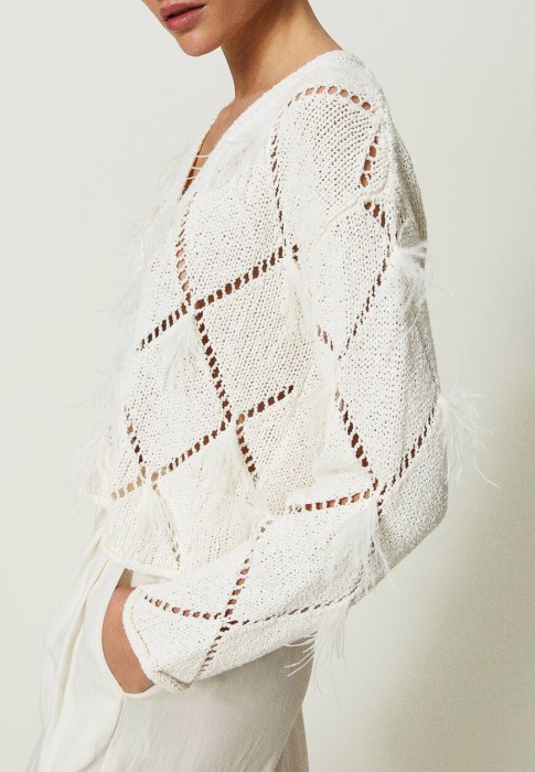 Товар белого цвета с внутренней стороны