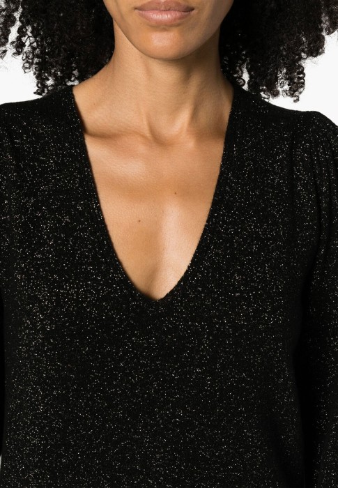 Товар черного цвета с внутренней стороны