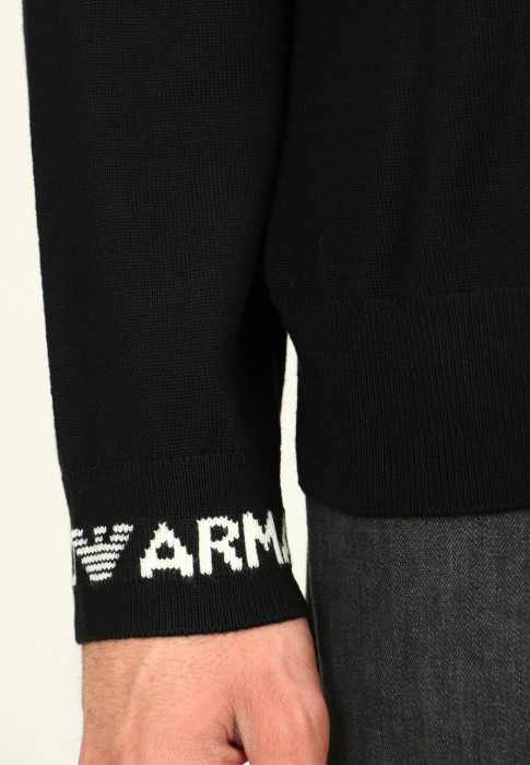 Товар черного цвета с внутренней стороны