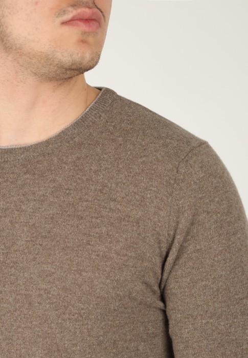 Товар коричневого цвета с внутренней стороны