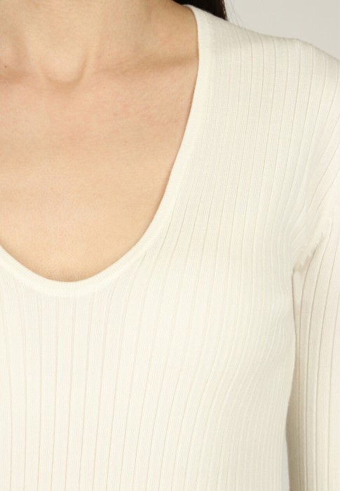 Товар белого цвета с внутренней стороны